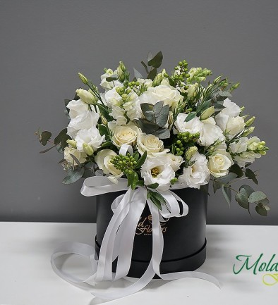 Box with white roses and eustoma ''Secret Dream'' photo 394x433